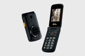 The AGM M8 Flip closed with a round outer display, and open with big keys and M1 to M3 memory keys